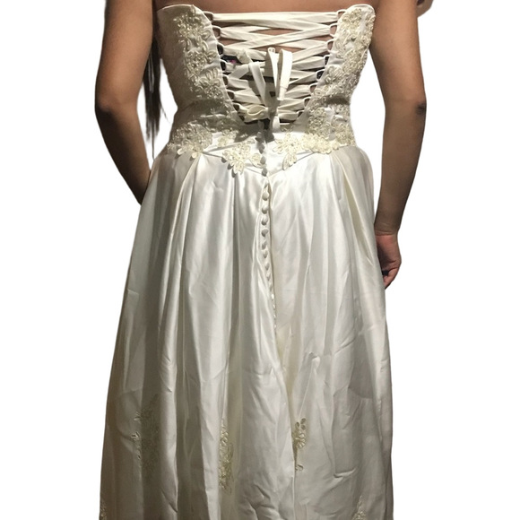 Wedding dress - Picture 4 of 6